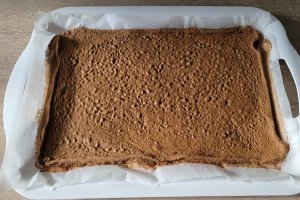 Desert prajitura in straturi, cu crema de zmeura si vanilie