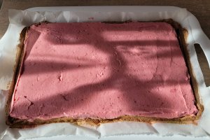 Desert prajitura in straturi, cu crema de zmeura si vanilie