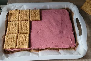 Desert prajitura in straturi, cu crema de zmeura si vanilie