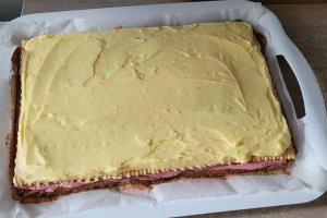 Desert prajitura in straturi, cu crema de zmeura si vanilie