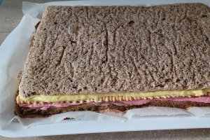 Desert prajitura in straturi, cu crema de zmeura si vanilie