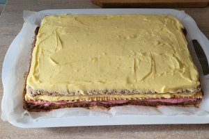 Desert prajitura in straturi, cu crema de zmeura si vanilie