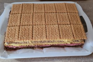 Desert prajitura in straturi, cu crema de zmeura si vanilie