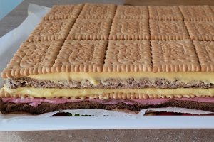 Desert prajitura in straturi, cu crema de zmeura si vanilie