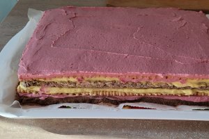Desert prajitura in straturi, cu crema de zmeura si vanilie