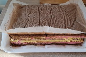 Desert prajitura in straturi, cu crema de zmeura si vanilie