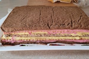 Desert prajitura in straturi, cu crema de zmeura si vanilie