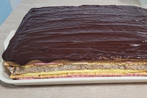 Desert prajitura in straturi, cu crema de zmeura si vanilie