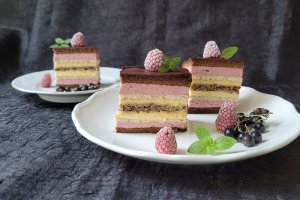 Desert prajitura in straturi, cu crema de zmeura si vanilie