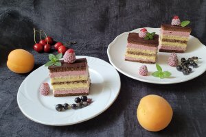 Desert prajitura in straturi, cu crema de zmeura si vanilie
