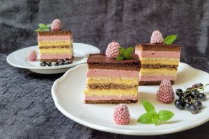 Desert prajitura in straturi, cu crema de zmeura si vanilie