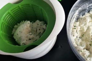 Branza de vaci de casa cu arpagic si usturoi (Boursin)