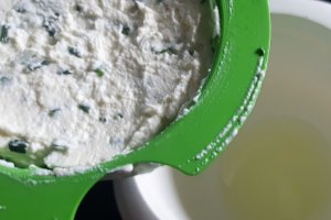 Branza de vaci de casa cu arpagic si usturoi (Boursin)