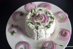 Branza de vaci de casa cu arpagic si usturoi (Boursin)