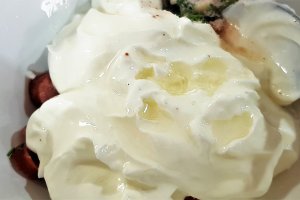 Salata de fasole galbena cu cabanos si smantana