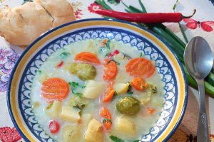 Supa de cartofi noi, verzisoare de Bruxelles si iaurt grecesc
