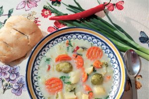 Supa de cartofi noi, verzisoare de Bruxelles si iaurt grecesc
