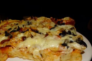 Pizza cu pui si altele (pentru fetele de la Miercurea lui Ciuc )
