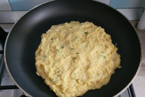 Aperitiv placinte din cartofi, umplute cu sunca si cascaval