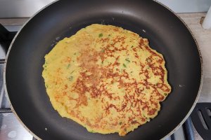 Aperitiv placinte din cartofi, umplute cu sunca si cascaval