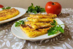 Aperitiv placinte din cartofi, umplute cu sunca si cascaval