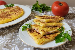 Aperitiv placinte din cartofi, umplute cu sunca si cascaval