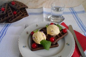 Desert gofre cu ciocolata si inghetata de vanilie