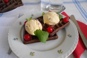 Desert gofre cu ciocolata si inghetata de vanilie