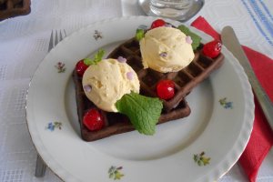 Desert gofre cu ciocolata si inghetata de vanilie