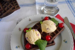 Desert gofre cu ciocolata si inghetata de vanilie