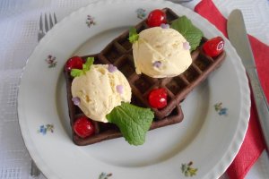 Desert gofre cu ciocolata si inghetata de vanilie