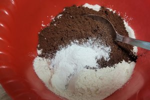 Desert tort cu crema de ciocolata, capsuni si fructe