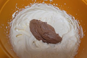 Desert tort cu crema de ciocolata, capsuni si fructe