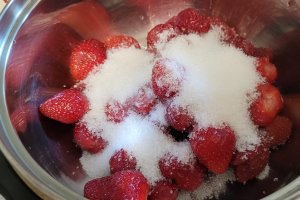 Desert tort cu crema de ciocolata, capsuni si fructe