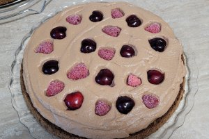 Desert tort cu crema de ciocolata, capsuni si fructe