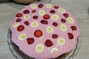 Desert tort cu crema de ciocolata, capsuni si fructe