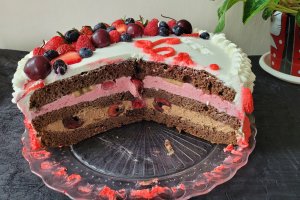 Desert tort cu crema de ciocolata, capsuni si fructe