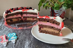 Desert tort cu crema de ciocolata, capsuni si fructe