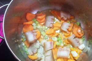 Supa de salata verde cu zucchini galben si linte rosie