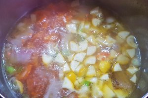 Supa de salata verde cu zucchini galben si linte rosie