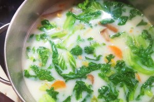 Supa de salata verde cu zucchini galben si linte rosie