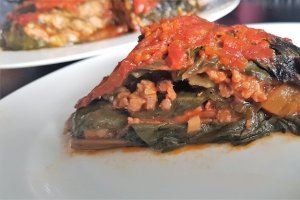 Placinta cu carne si frunze de mangold (swiss chard)