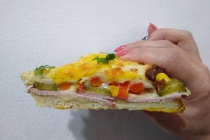 Sandwich-uri gratinate cu oua si cascaval