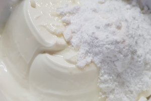 Desert chec aromat cu nuci si fructe confiate