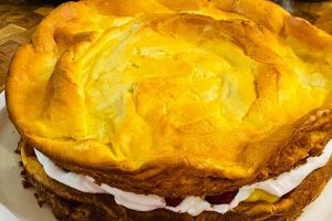 Desert tort ecler cu capsuni si sos de ciocolata
