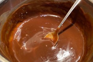 Desert tort ecler cu capsuni si sos de ciocolata