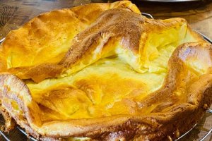 Desert tort ecler cu capsuni si sos de ciocolata