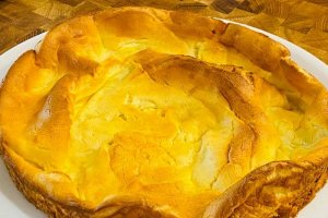 Desert tort ecler cu capsuni si sos de ciocolata