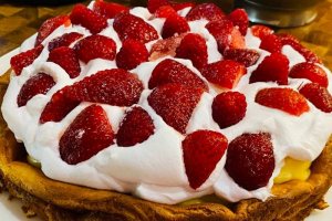 Desert tort ecler cu capsuni si sos de ciocolata
