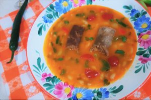 Ciorba de fasole boabe cu carnat afumat de casa